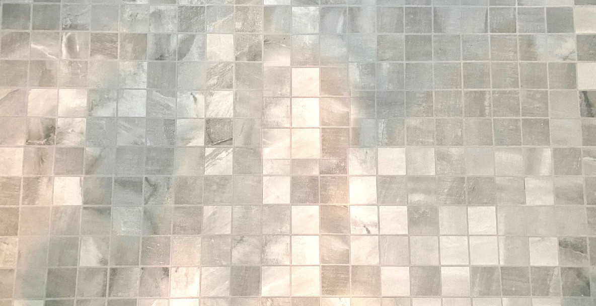 Helle Mosaikfliesen mit Lichtreflex
